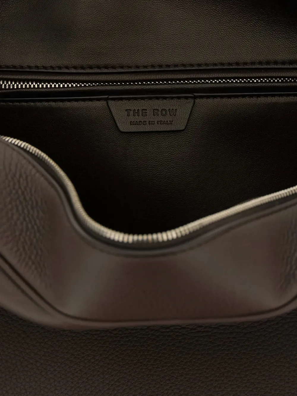 The Row India shopper met hanger Bruin