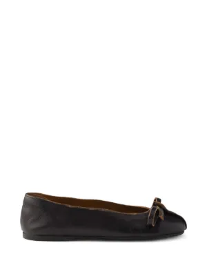 Prada レザーフラットシューズ | ブラック | FARFETCH JP