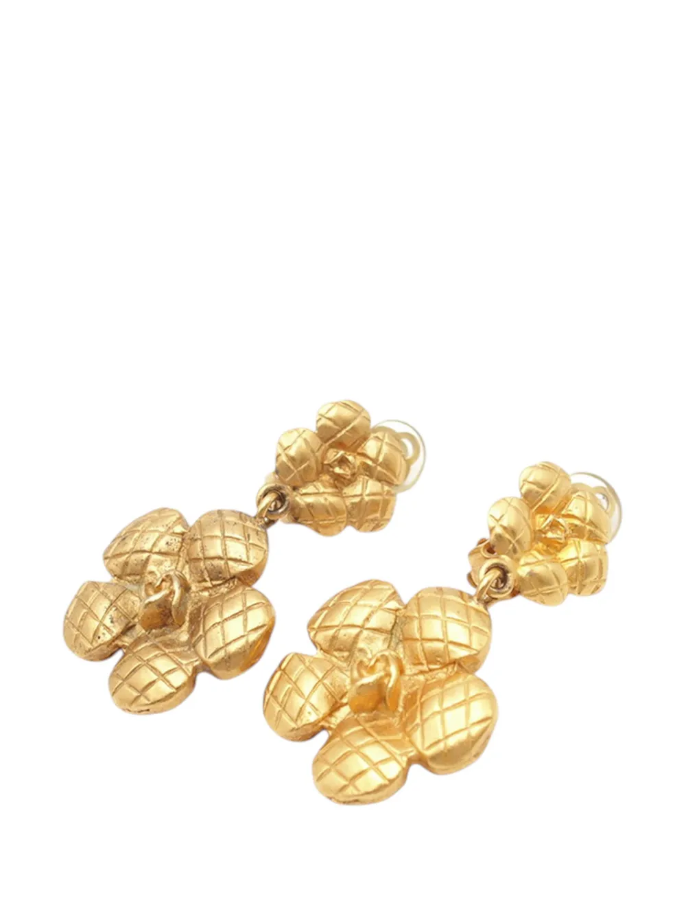 CHANEL Pre-Owned 1998 Gold Plated Quilted Camellia Drop Clip on Earrings costume earrings - Oro