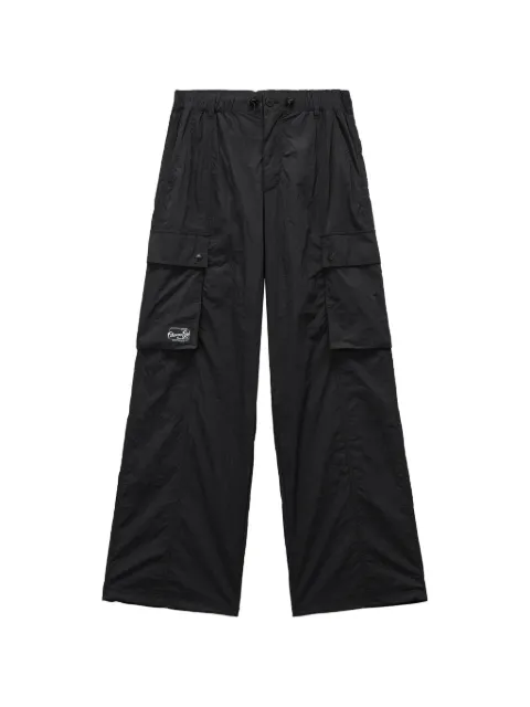 CHOCOOLATE pantalones cargo con parche del logo
