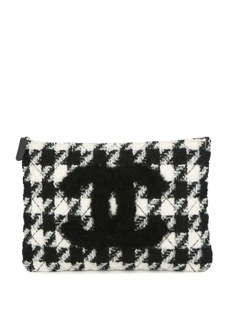 CHANEL Pre-Owned 2019 Medium Houndstooth Tweed and Shearling CC O Case Zip Pouch clutch bag