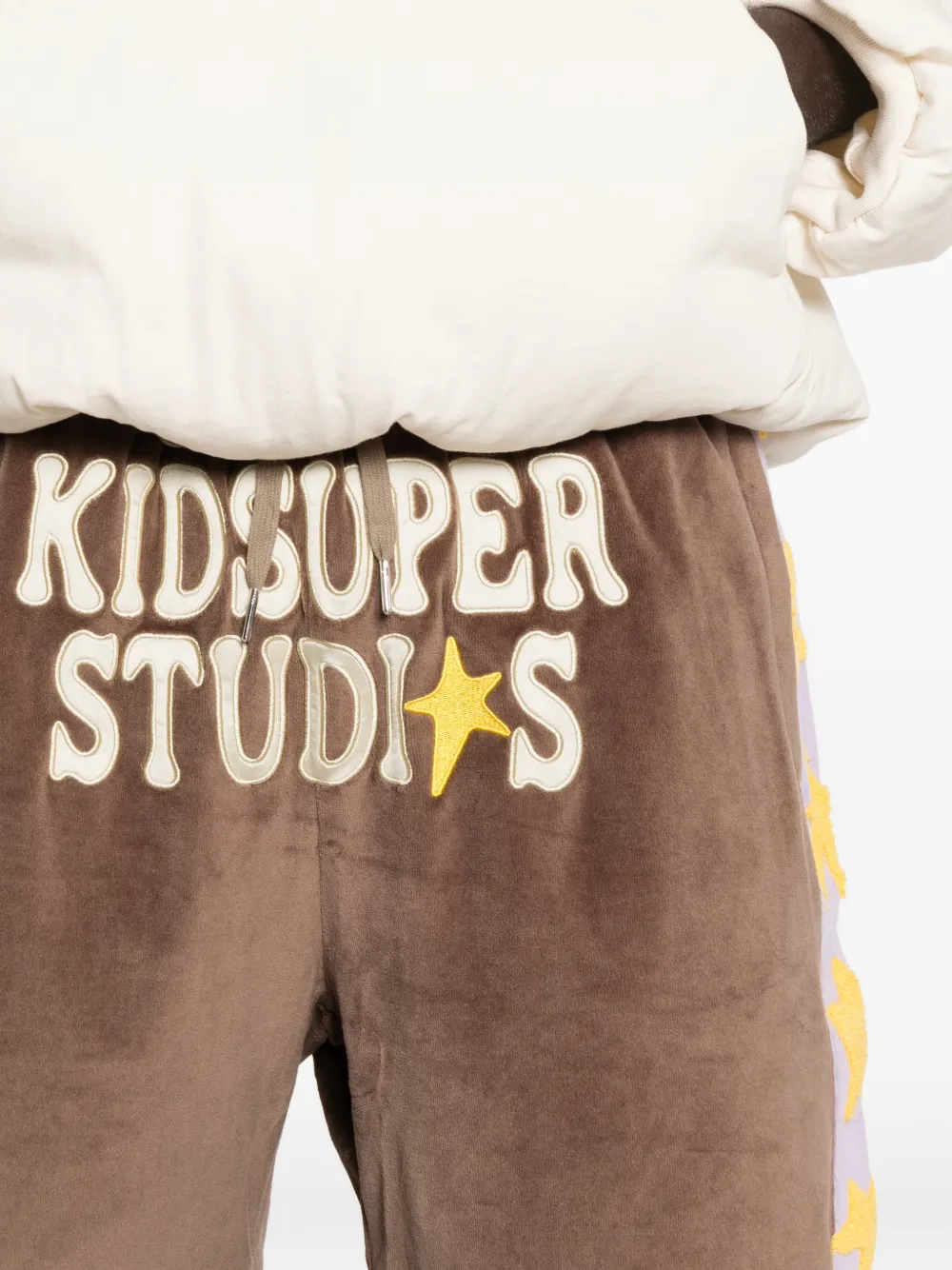 KidSuper Shorts met geborduurd logo en sterpatch Bruin