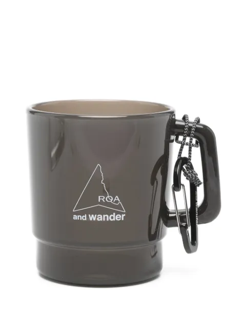 Roa x and Wander Caneca com mosquetão