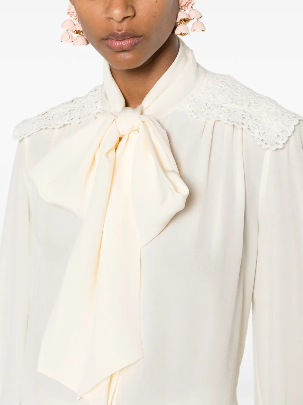 Chloé Blouse met kanten afwerking en strik Beige