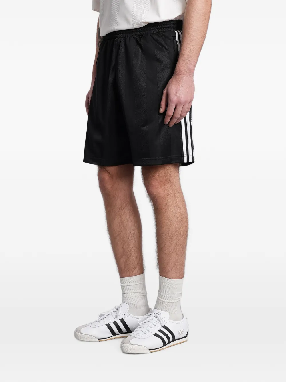 adidas side-stripe logo-embroidered shorts Zwart