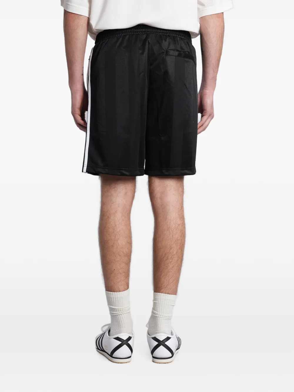 adidas side-stripe logo-embroidered shorts Zwart