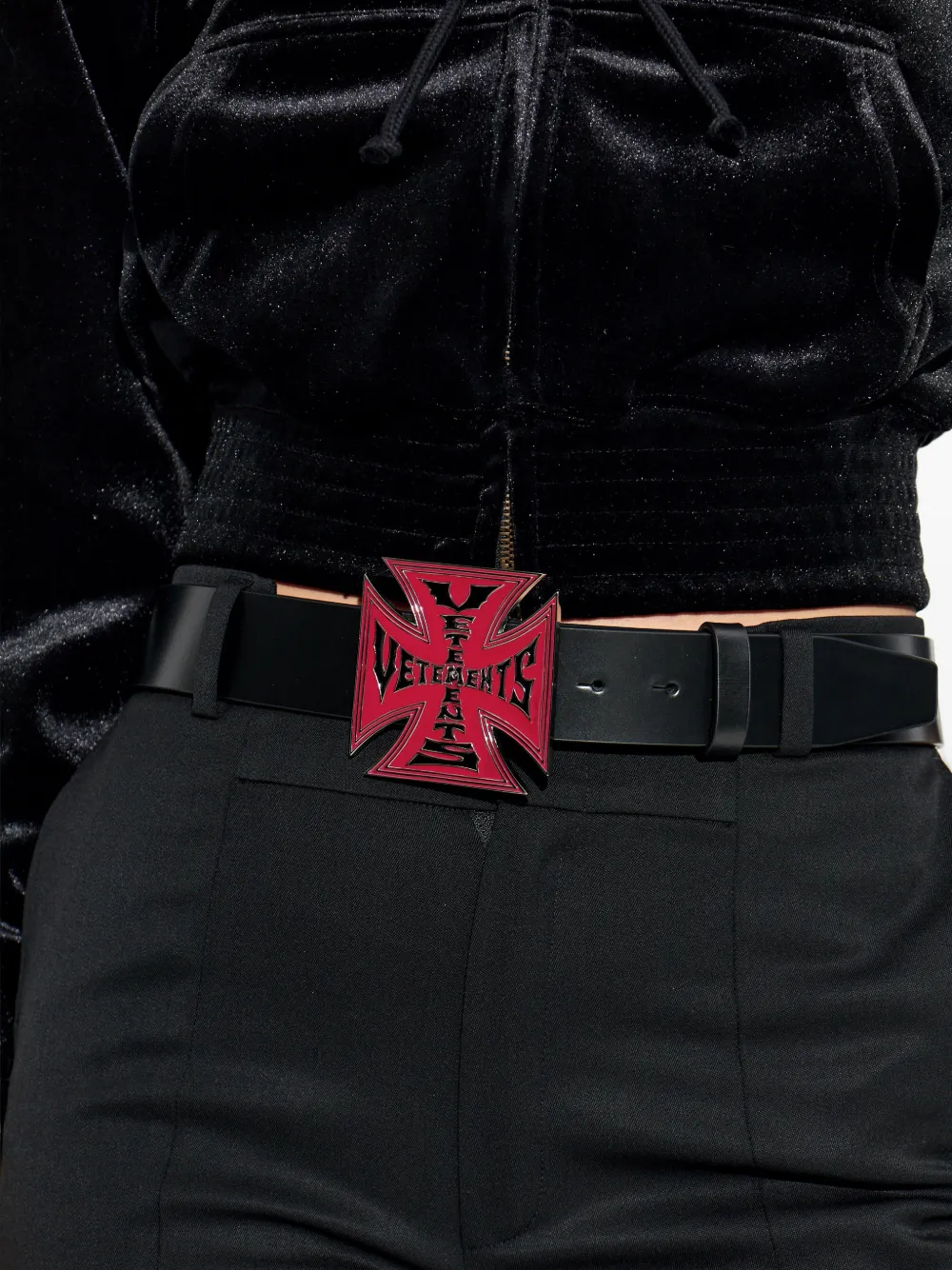 VETEMENTS cross-buckle Leather Belt | Black | FARFETCH