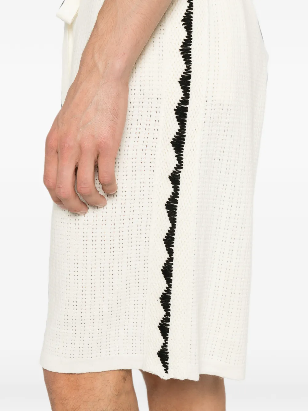 COMMAS Shorts met geborduurde driehoek Wit