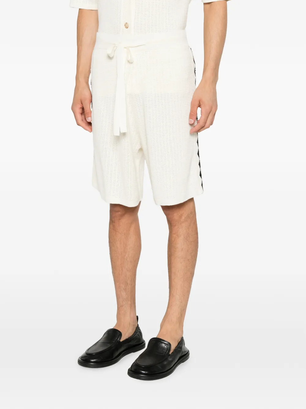 COMMAS Shorts met geborduurde driehoek Wit