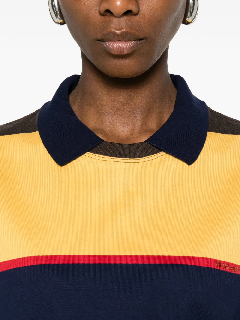 Versace Gestreept T-shirt met puntige kraag Bruin
