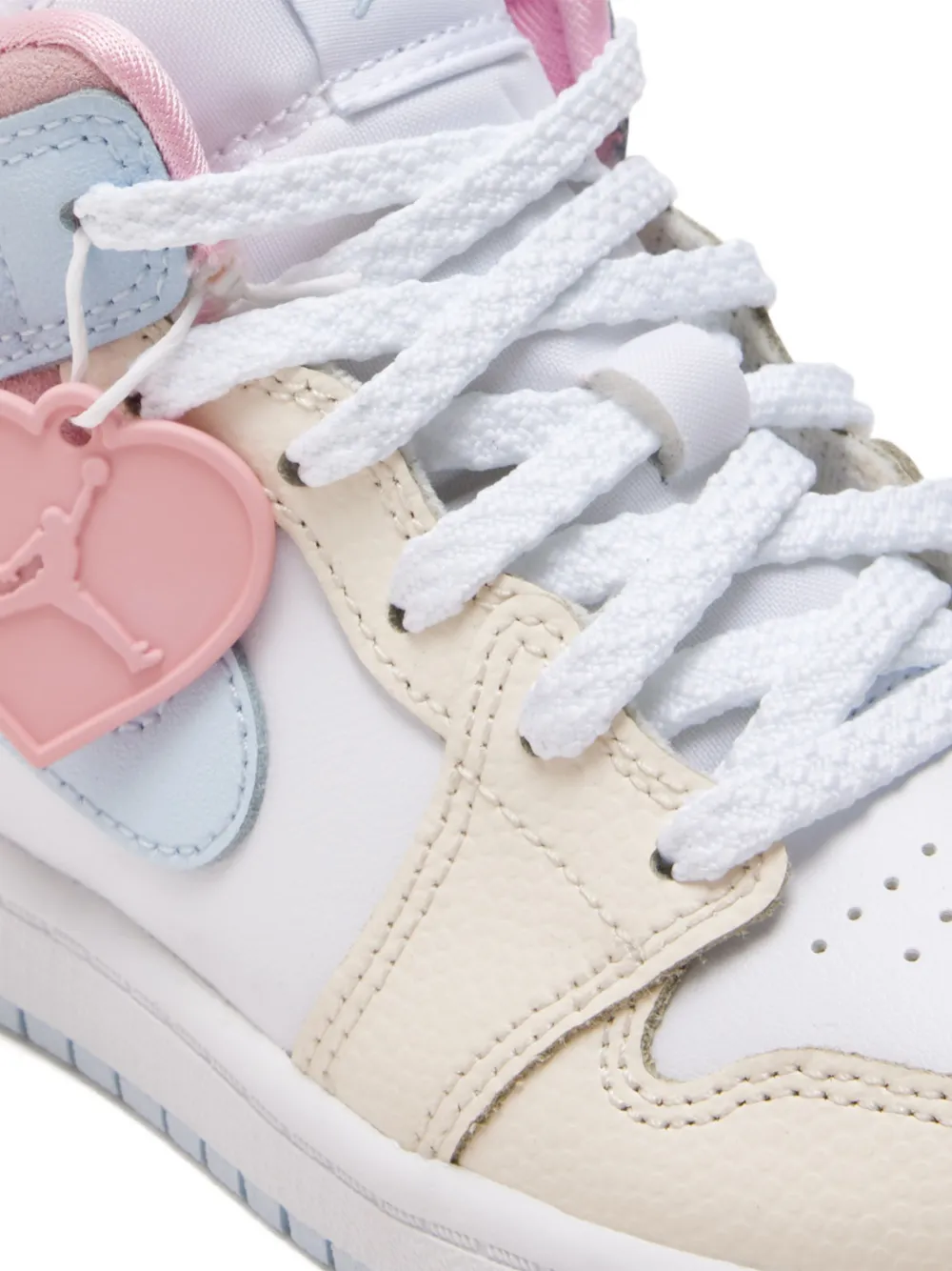 Nike Jordan 1 Mid SE sneakers met hart-label Wit