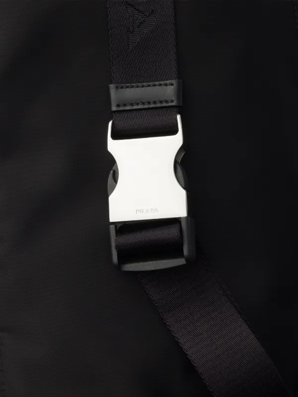 Prada ロゴプレート ショルダーバッグ | ブラック | FARFETCH JP
