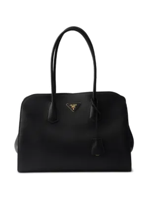 Prada ロゴプレート ハンドバッグ | ブラック | FARFETCH JP