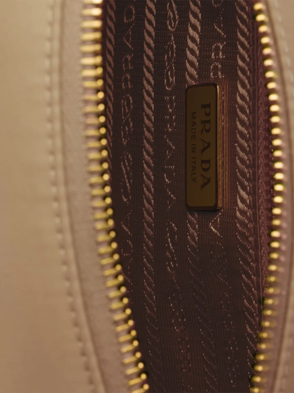Prada Re-Nylon buidel met rits Beige