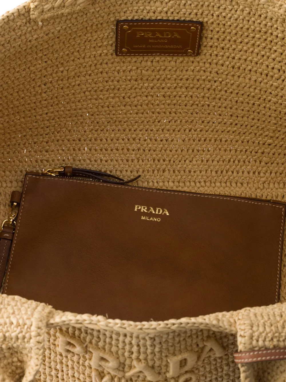 Prada Geweven shopper met logo-reliëf Beige