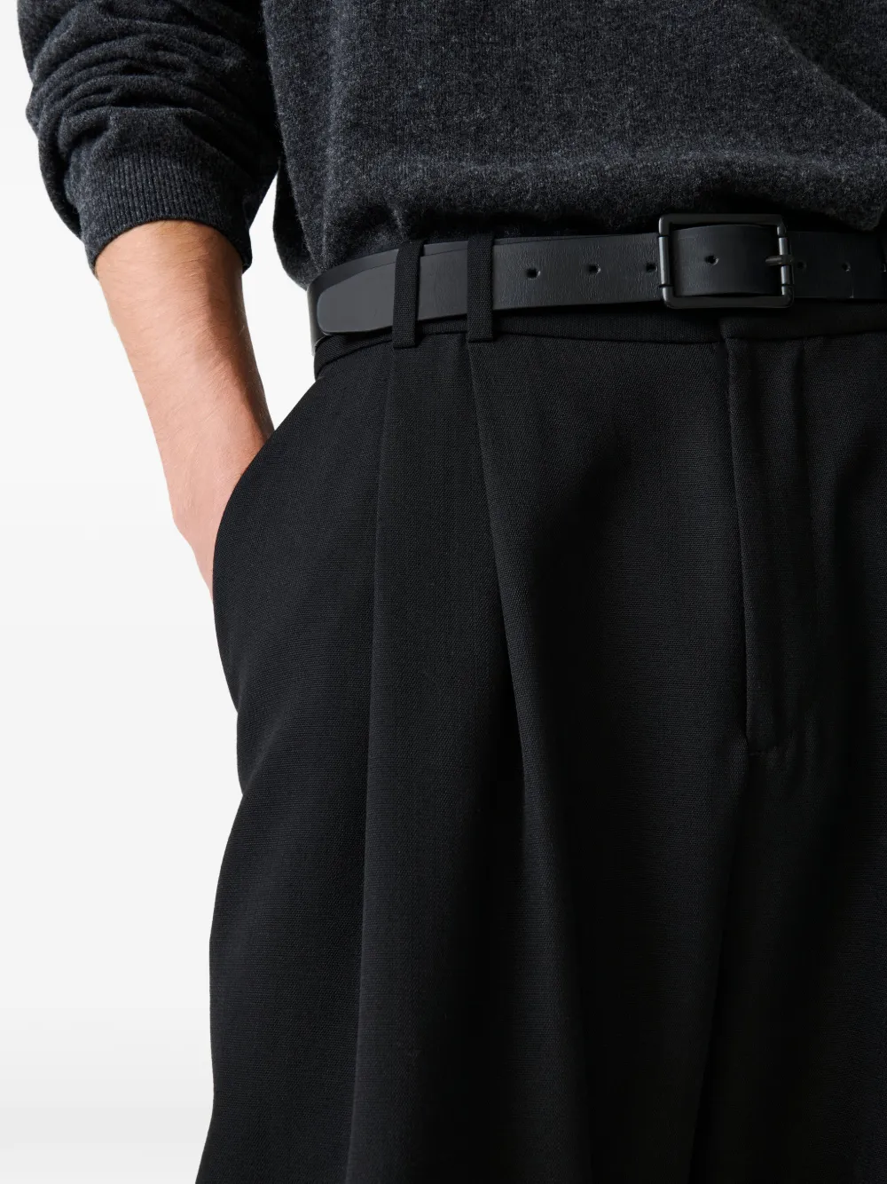 Line Pleated Trousers