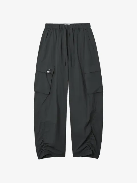 izzue pantalones cargo con cordones en la pretina
