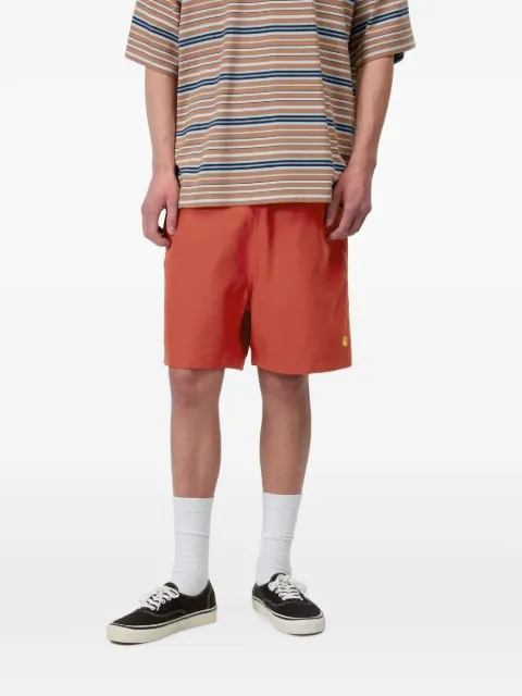 Carhartt WIP shorts de playa Chase con parche del logo y cordones en la pretina