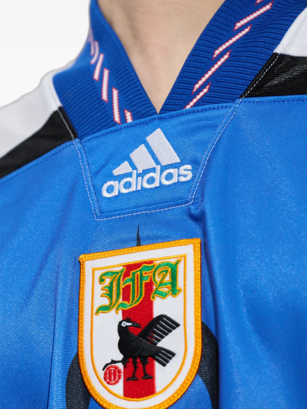 adidas T-shirt met V-hals en grafische print Blauw