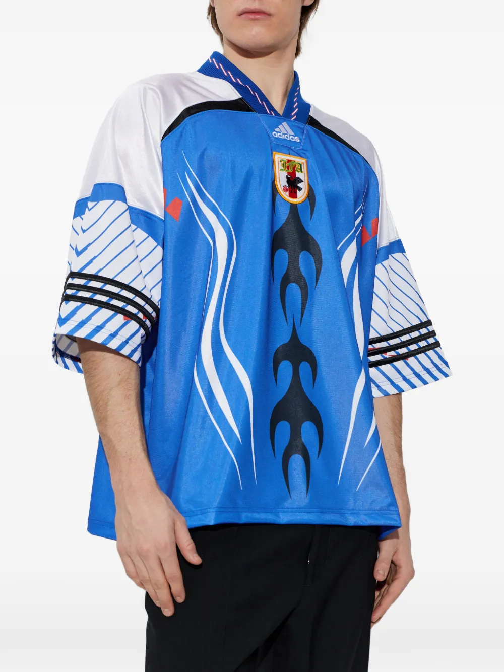 adidas T-shirt met V-hals en grafische print Blauw