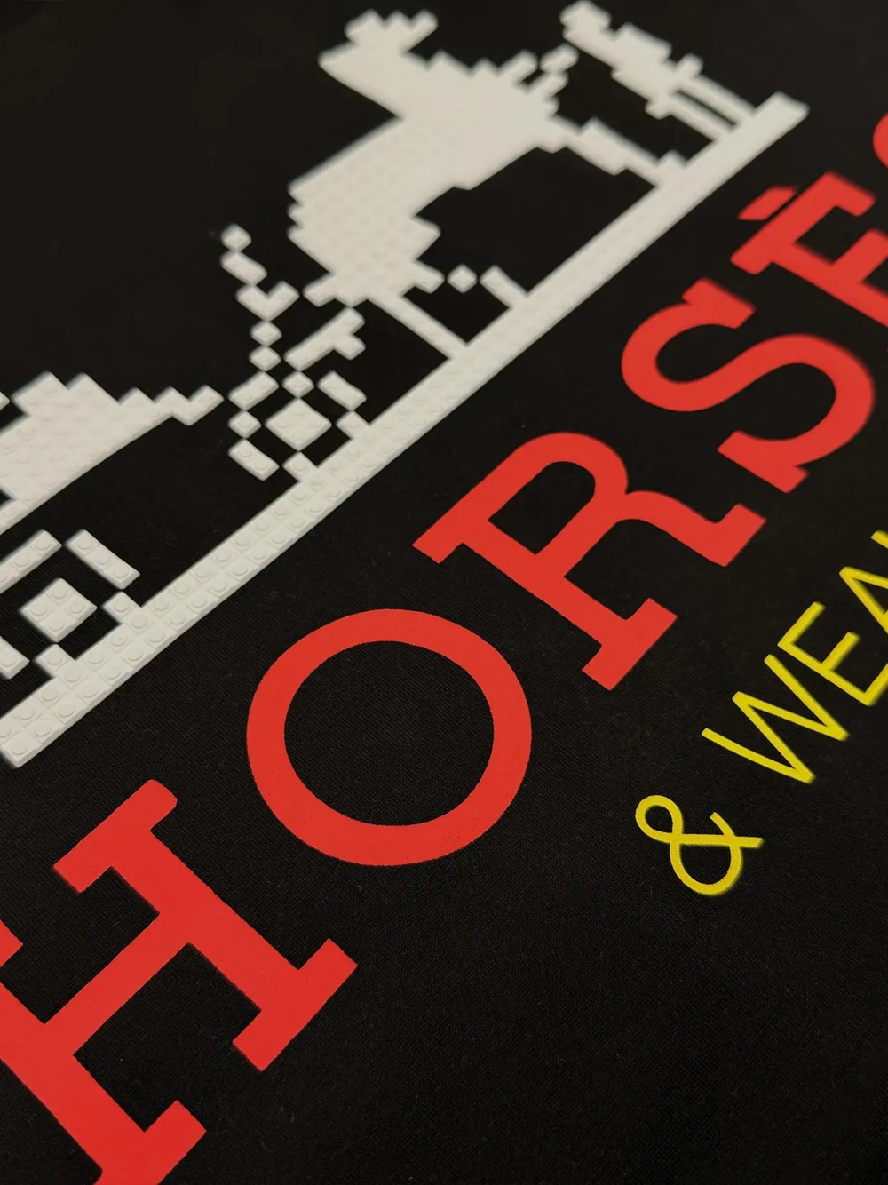 Mostly Heard Rarely Seen 8-Bit Horses Wealth T-shirt met grafische print Zwart