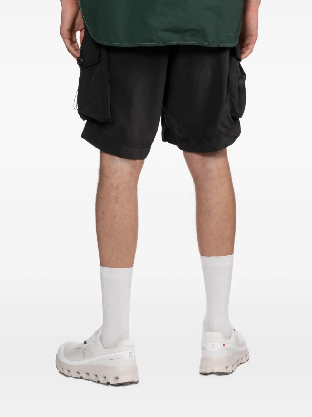 and Wander Shorts met cargo zak Zwart
