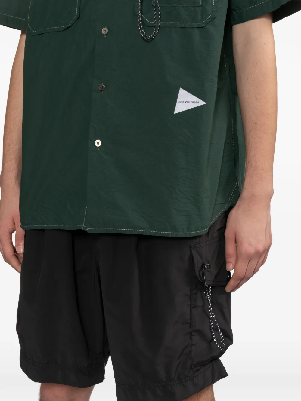 and Wander Shorts met cargo zak Zwart