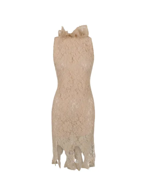 Giuseppe Di Morabito vestido con capa de encaje y volantes