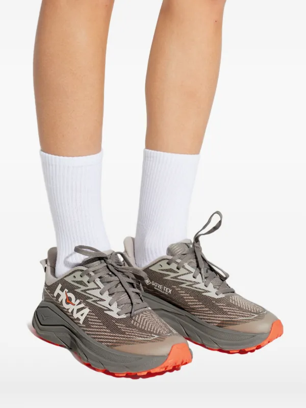 白波図　 K-024-1BR2 HOKA Challenger 8 logo-print Sneakers | Grey | FARFETCH