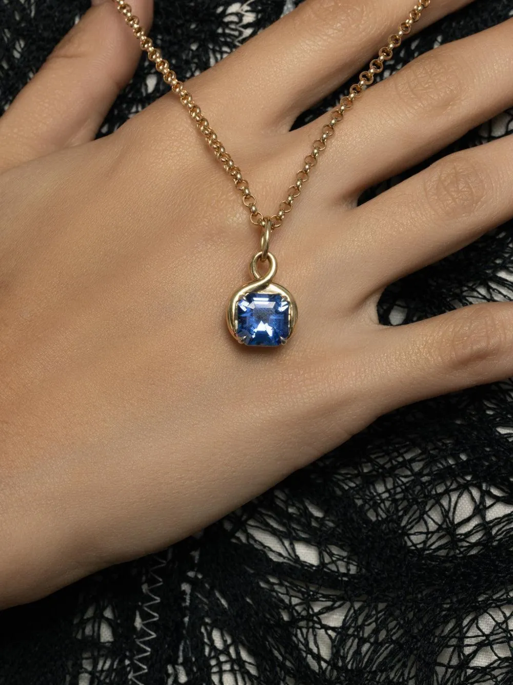  Phillips House Bespoke Sapphire Pendant Necklace - Gold 