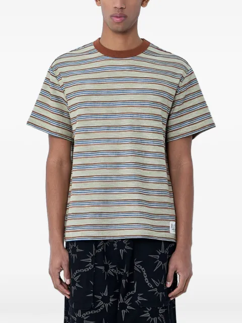 Brain Dead playera con cuello redondo y rayas estampadas