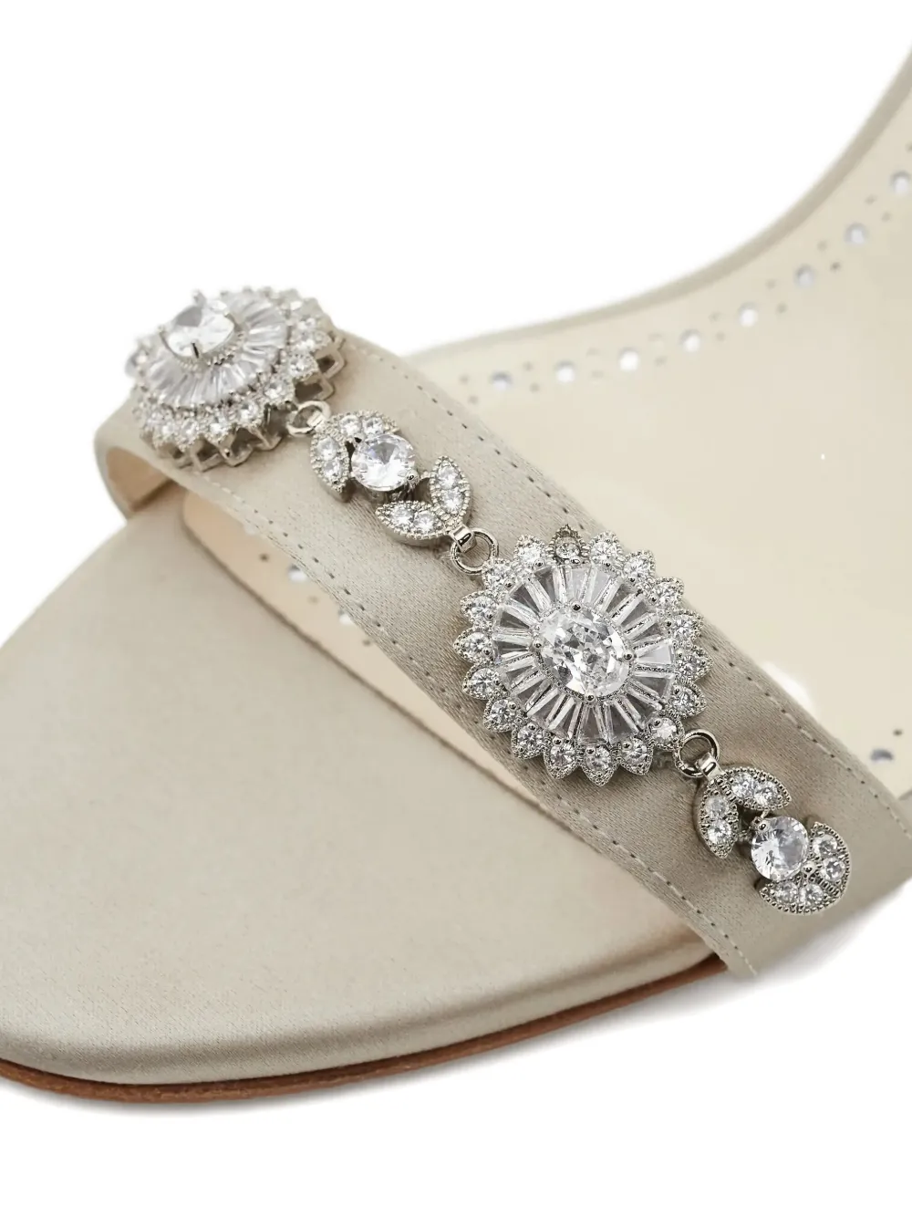 Manolo Blahnik Lamisan verfraaide sandalen Beige