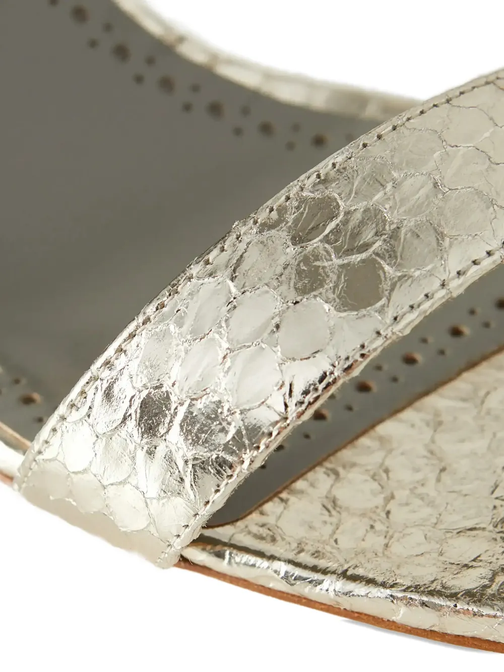 Manolo Blahnik Chaos sandalen met ronde neus en slangenleer Goud