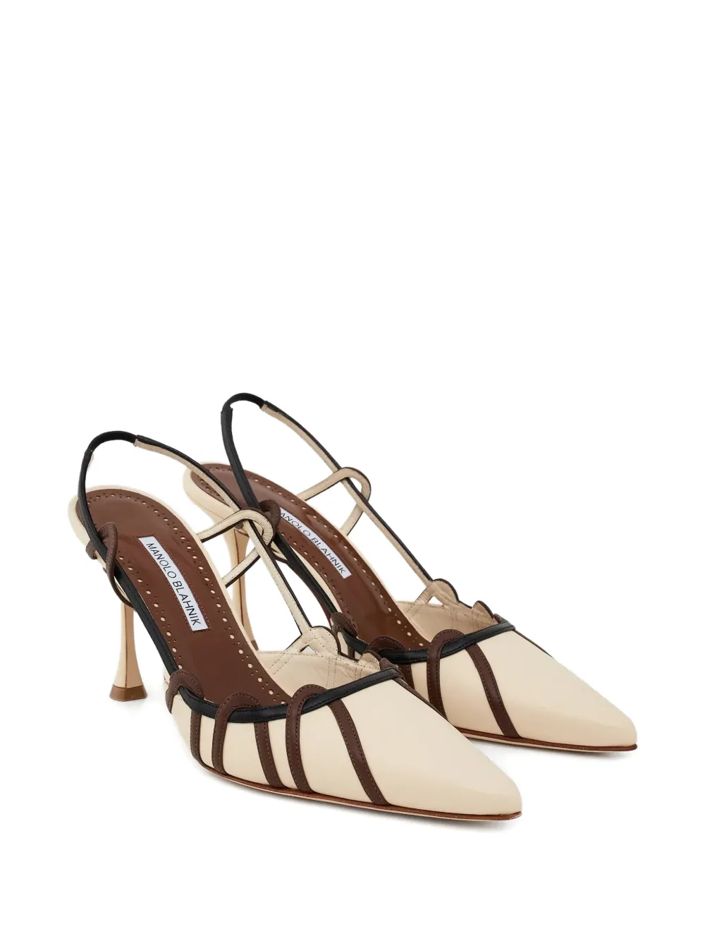 Manolo Blahnik Pumps met puntige neus en bandje Beige