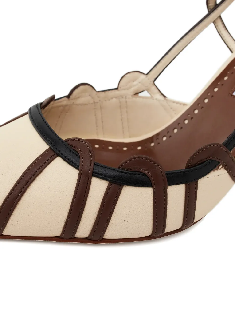 Manolo Blahnik Pumps met puntige neus en bandje Beige