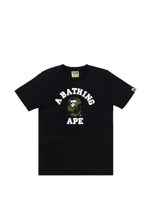 A BATHING APE® playera Camo College