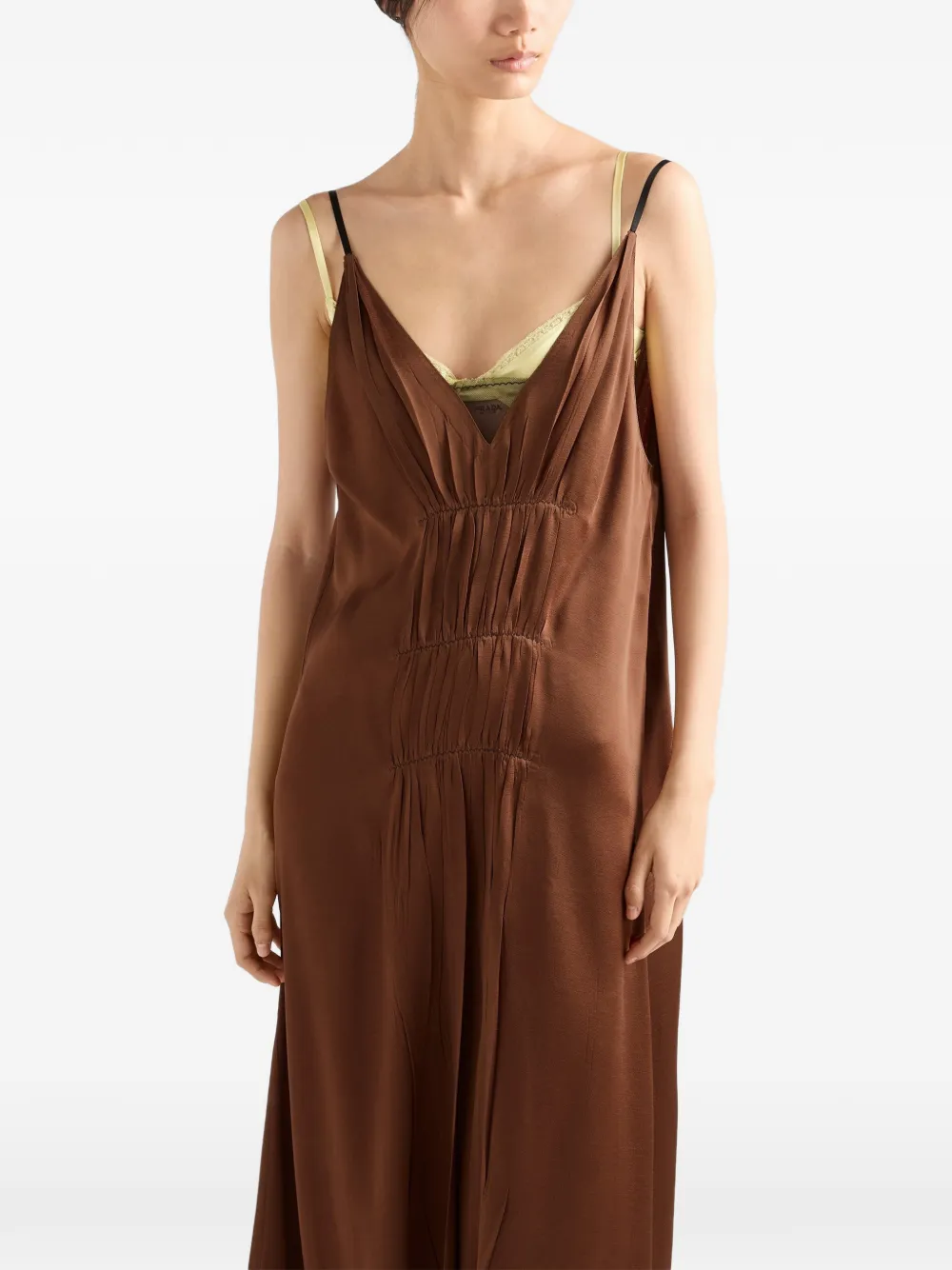 Prada Satijnen crêpe jurk met cape Bruin