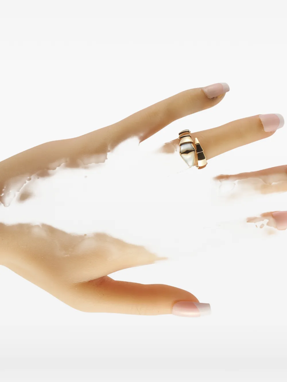 Bvlgari Pre-Owned mother of pearl yellow gold ring - Oro