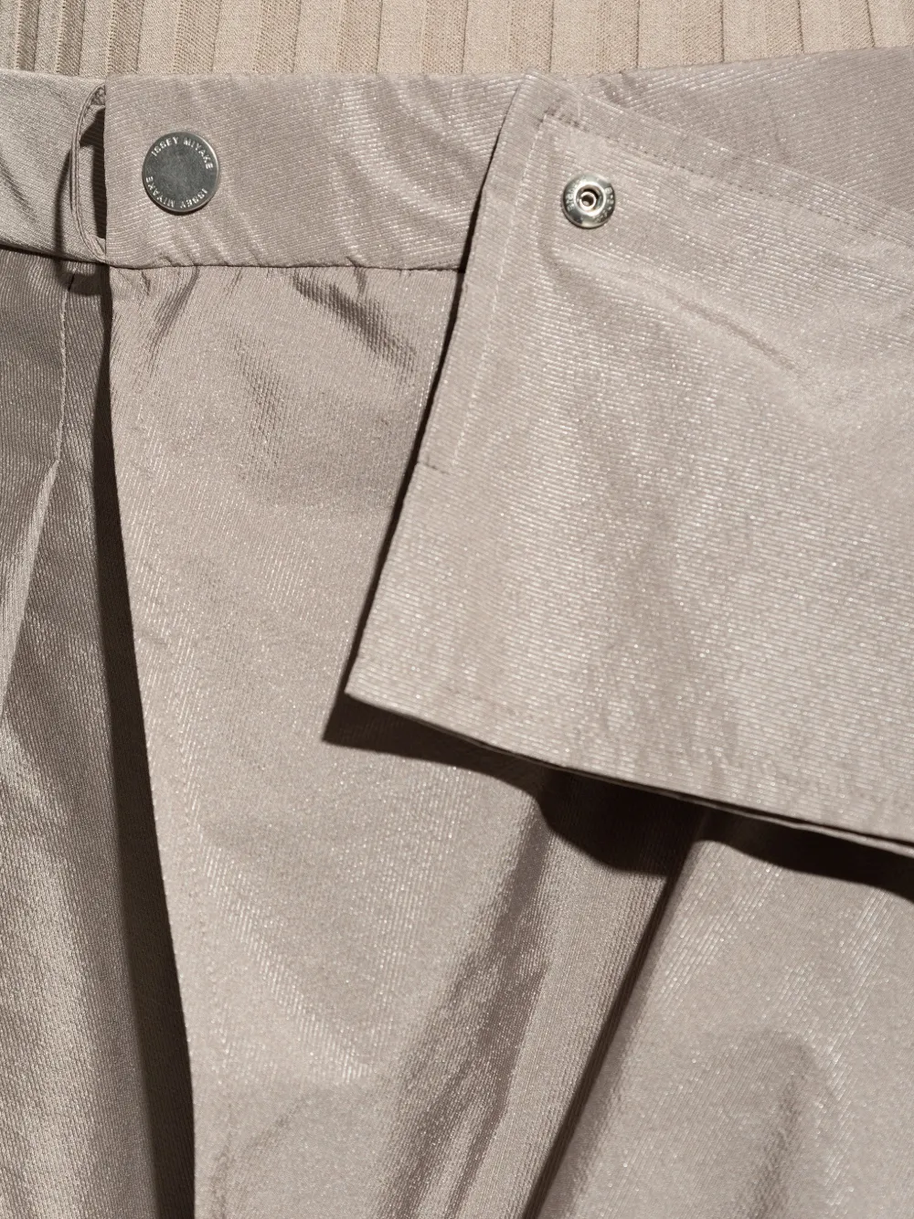 Issey Miyake Broek met omgeslagen detail Beige