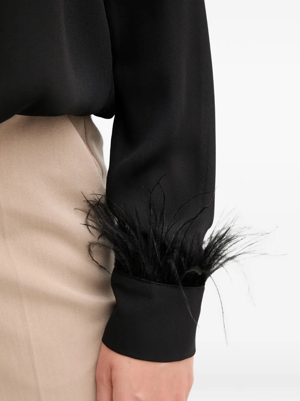 Gaudi Top met veren afwerking en knoopdetail Zwart