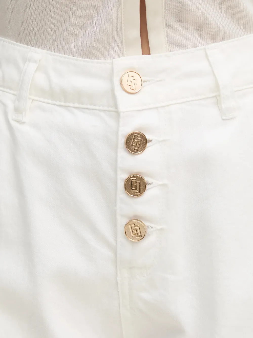 Gaudi Shorts met knopen Wit