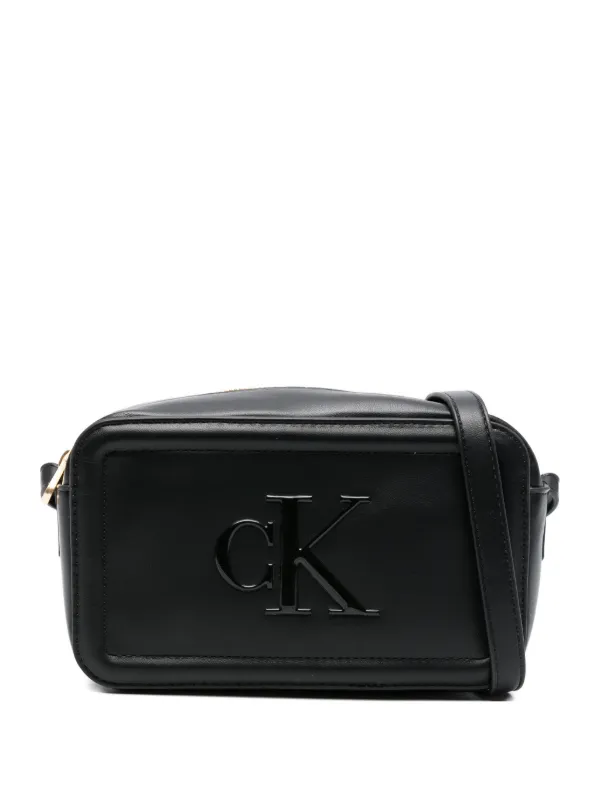 Calvin Klein ロゴエンボス ショルダーバッグ | ブラック | FARFETCH JP