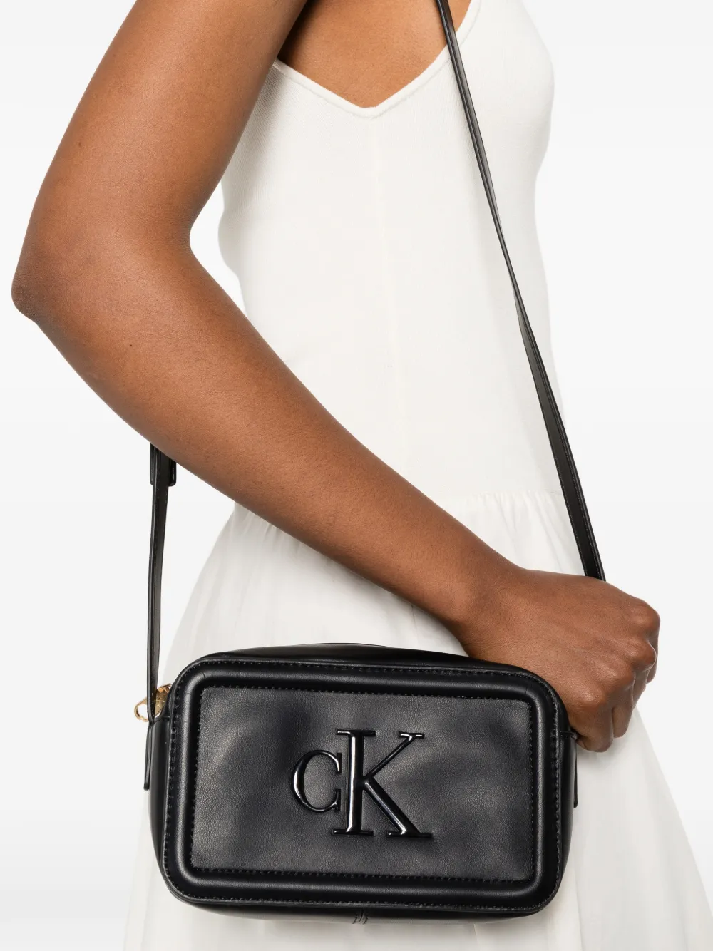  Calvin Klein Embossed-logo Cross Body Bag - Black 