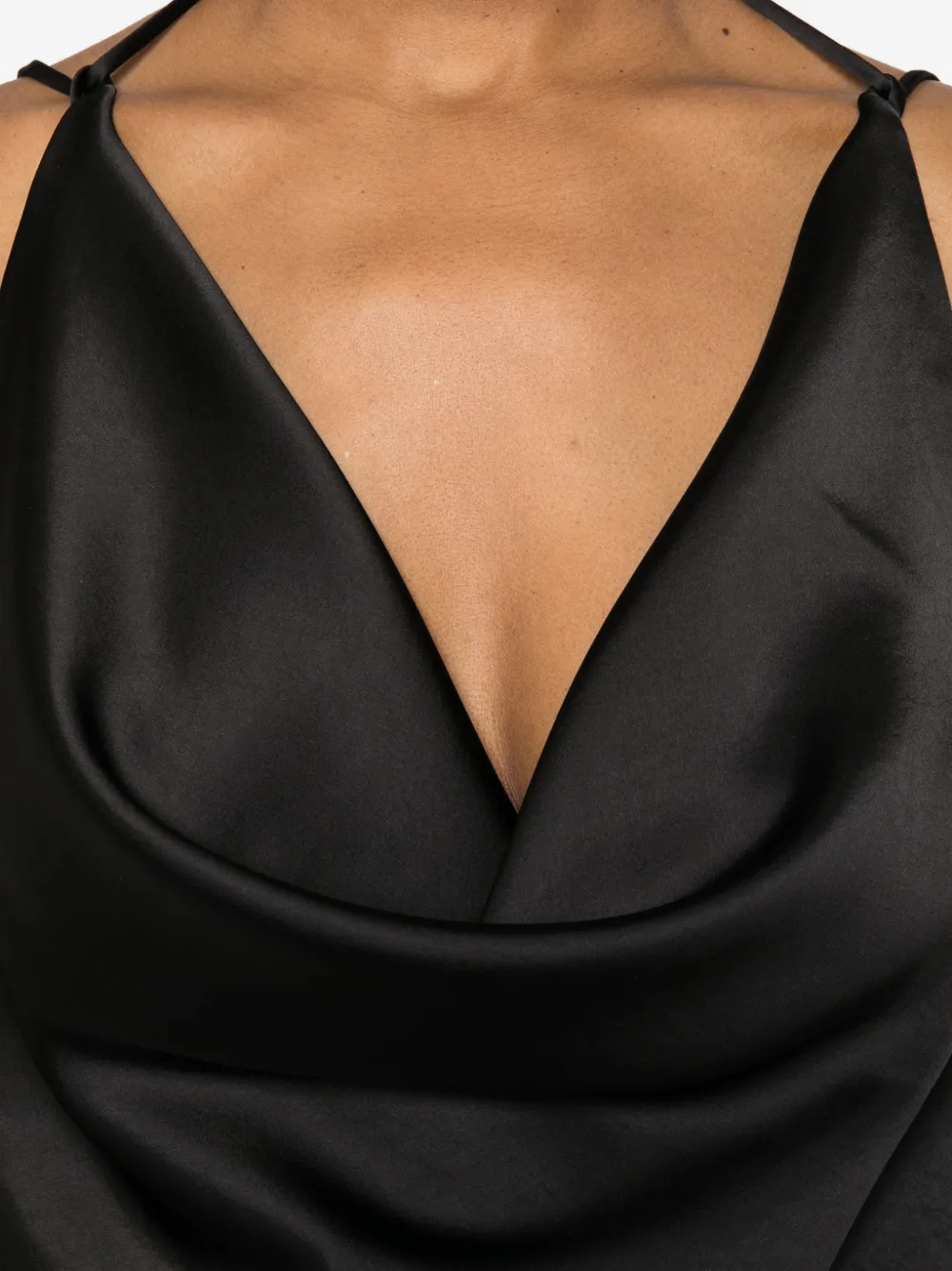 THE ANDAMANE Vera gedrapeerde maxi-jurk met lage hals Zwart