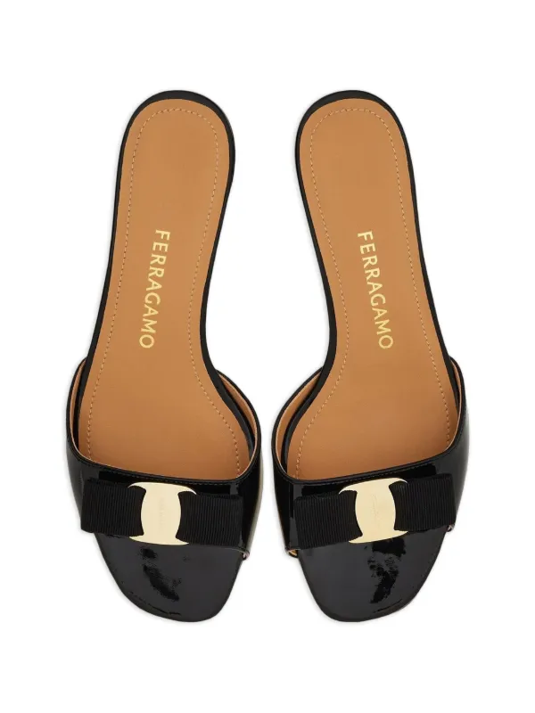 Ferragamo Sandália Vara Com Laço | Preto | FARFETCH BR