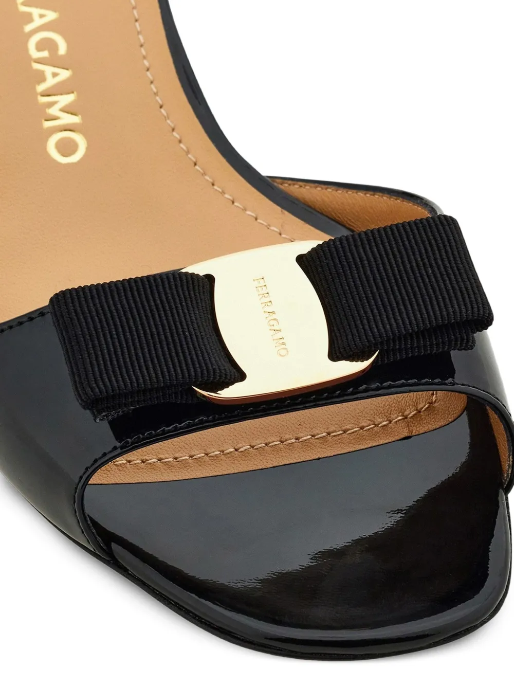 Ferragamo Sandália Vara Com Laço | Preto | FARFETCH BR