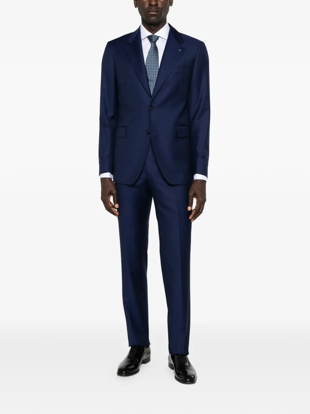 button-fastening suit