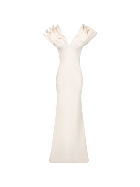 Gaby Charbachy  vestido largo con cuello en V y volantes