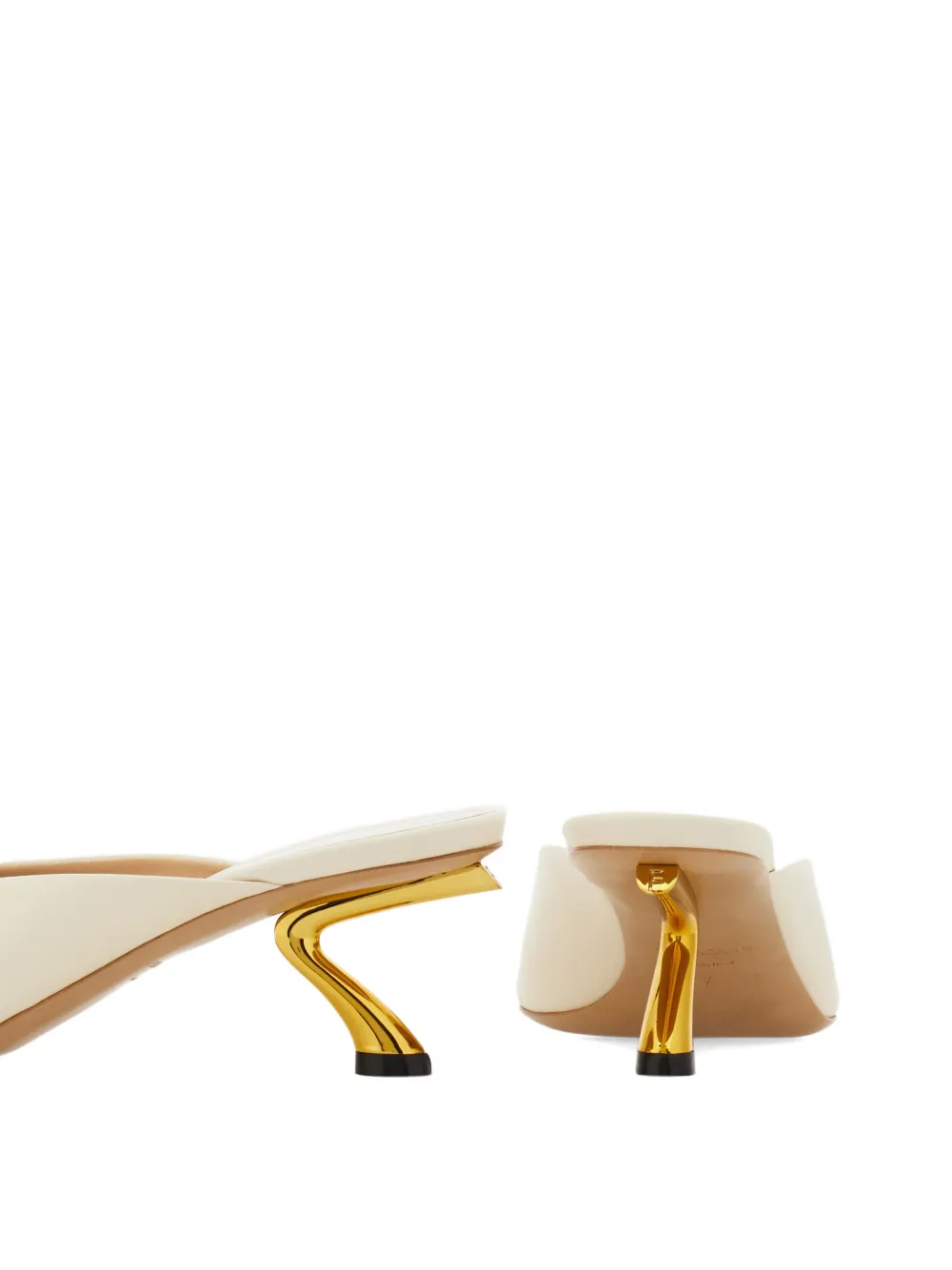 Ferragamo S-vormige slippers met hak Beige