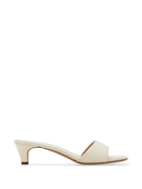 Ferragamo mules con tacón bajo